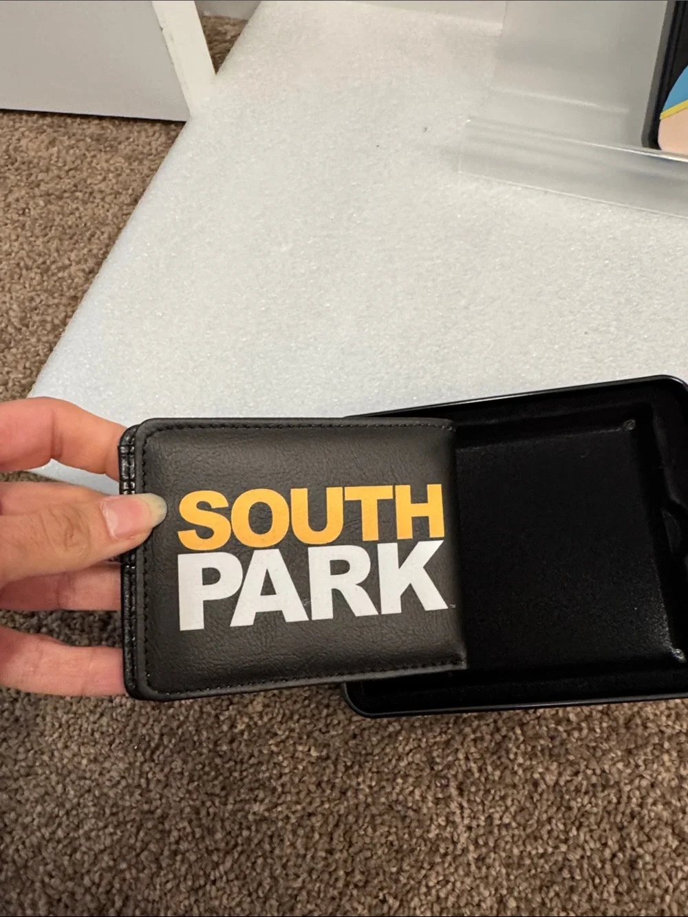 South Park cartman bifold men’s wallet in collectible tin NIP buckle down